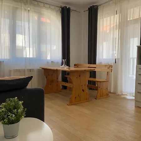 Flora Clover One Bedroom Nr. 18 아파트